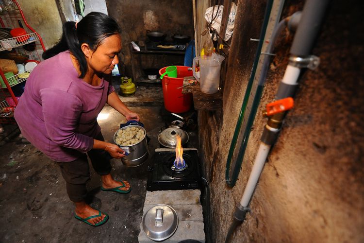Masak Pakai Kompor Biogas